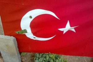Şehit mezarına &ccedil;irkin saldırı