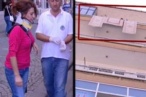 Yolda y&uuml;r&uuml;rken kafasına halı d&uuml;şt&uuml;