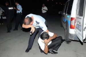 Ambulanstaki yaralıyı d&ouml;vd&uuml;ler!