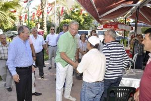 Uğur D&uuml;ndar Kuşadası'nda şehit ailelerini ziyaret etti