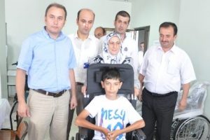 16 engelliye tekerlekli sandalye