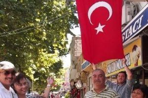 Hongkong'lu gelinin T&uuml;rk bayrağı sevgisi
