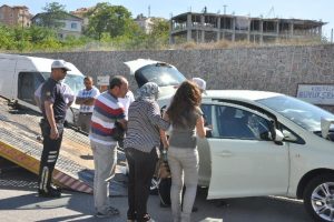 Kaza yaptığı yeni otomobilini bırakamadı