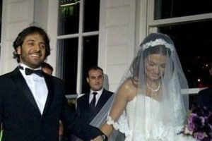 Gizli d&uuml;ğ&uuml;n&uuml;n fotoğraflarını konuklar sızdırdı