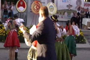Dans&ccedil;ı kızın başkanı şaşırtan hareketi
