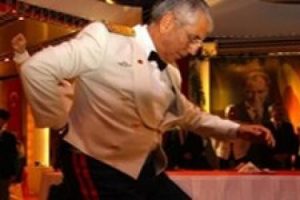 T&uuml;mgeneral &Ouml;zler zeybek oynadı