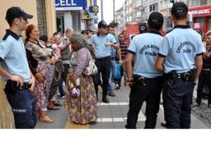 G&ouml;zaltına alınan kadınlar &ouml;yle bir şey yaptı ki...