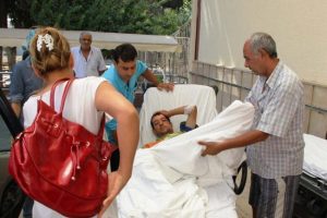 Zihinsel engelli şahsı sopayla d&ouml;vd&uuml;ler