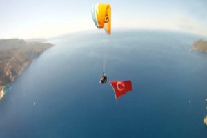 1500 metrede T&uuml;rk bayrağı a&ccedil;tılar