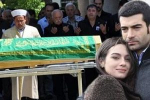 Eşinin cenazesinde saf tuttu