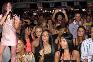 Demet Akalın'a konser cevabı