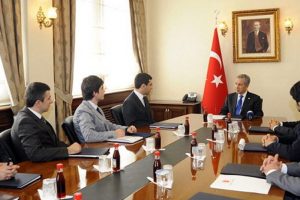 Arın&ccedil;'tan demokratik hak vurgusu