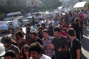 &Uuml;niversiteliler ikinci &ouml;ğretim har&ccedil;larının kalkmamasını protesto etti