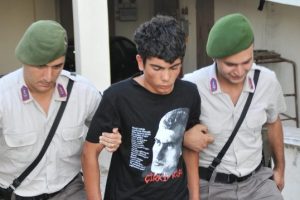 Hırsızlıkla su&ccedil;lanan gen&ccedil;, katil oldu