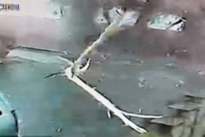 Karısı her şeyi pencereden seyretti