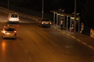 Otob&uuml;s durakları g&uuml;neş enerjisi ile serinleyecek ve aydınlanacak