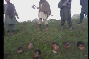 Taliban baltayla 12 askerin kafasını kesti