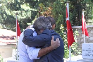 "Vatan sağ olmasın" diyen şehit babasının g&ouml;zyaşları