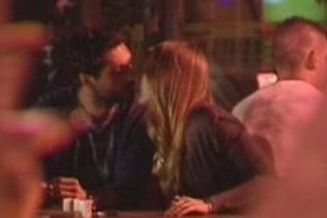 Yasemin Allen ve Onur Tuna dudak dudağa