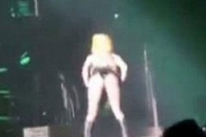 Lady Gaga seyircilere poposunu g&ouml;sterdi