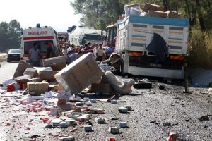İki kamyon birbirine girdi ortalık savaş alanına d&ouml;nd&uuml;
