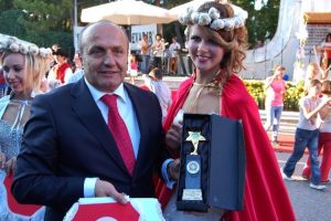 Helikopter kamera, j&uuml;ri &uuml;yesinin başına d&uuml;şt&uuml;
