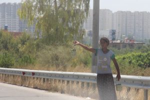&Ccedil;ocukların otoyolda ekmek m&uuml;cadelesi