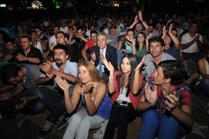 D&uuml;nya barışı i&ccedil;in şarkı s&ouml;ylediler