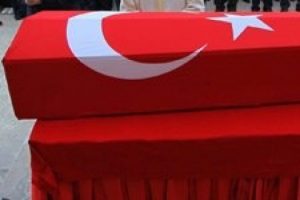 T&uuml;rk bayrağını yukarı &ccedil;ekin