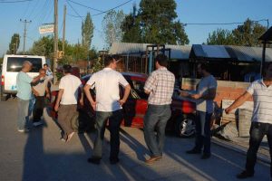 K&ouml;peğe &ccedil;arpmamak i&ccedil;in elektrik direğine &ccedil;arptı
