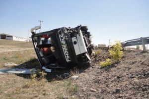Yolcu otob&uuml;s&uuml; otomobille &ccedil;arpıştı