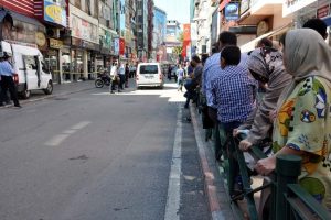 Mağaza &ouml;n&uuml;nde ş&uuml;pheli &ccedil;anta paniği
