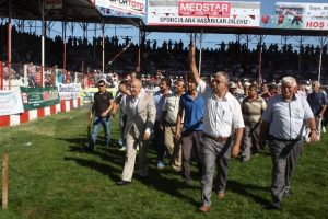 Elmalı g&uuml;reşlerinde arbede