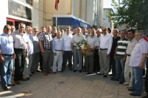Kestel Kaymakamı &Ouml;zdemir &ccedil;i&ccedil;eklerle uğurlandı