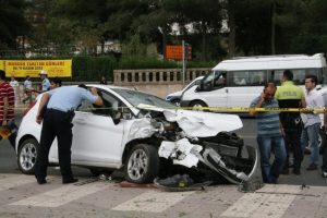 Hasta taşıyan ambulans otomobille &ccedil;arpıştı: 7 yaralı