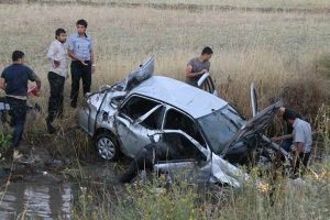 Otomobil şarampole yuvarlandı