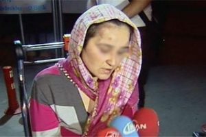 &Ccedil;ocuklarının g&ouml;z&uuml; &ouml;n&uuml;nde koca dayağı
