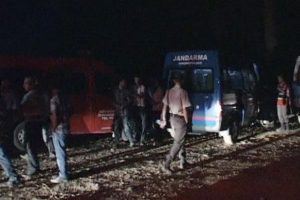 Otomobil u&ccedil;uruma yuvarlandı: 5 &ouml;l&uuml;