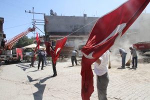 Şehit komandonun k&ouml;y&uuml; bayraklarla s&uuml;slendi