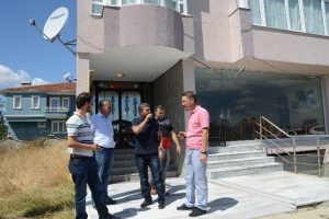 Evde yalnız olan &ccedil;ocuğun yardımına polis koştu