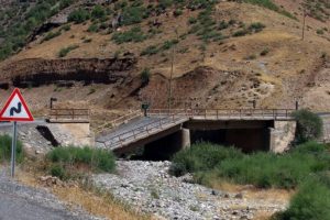 Yardımı engellemek i&ccedil;in k&ouml;pr&uuml;y&uuml; yıktılar