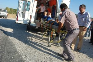 Otomobille &ccedil;arpışan motosiklet s&uuml;r&uuml;c&uuml;s&uuml; ağır yaralandı
