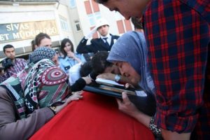 Oğlunu son yolculuğuna polis selamıyla uğurladı