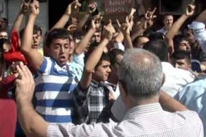 &Ouml;fkeli vatandaşlar BDP binasına girmek istedi