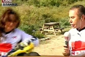 Canlı yayında d&uuml;şmekten son anda kurtuldu