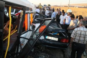 Akhisar'da trafik kazası: 14 yaralı
