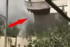 Suriye'de caminin bombalanma anı kamerada