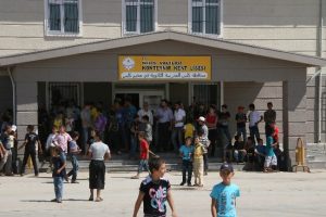 Suriyeliler konteynır kentte hayata tutundular