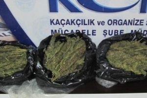 D&ouml;rt kilo esrarla yakalanan şahıs tutuklandı