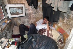 11 yıldır umumi tuvalette yaşıyor
